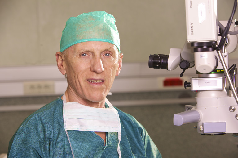 El profesor Dr. Alió junto al equipo de intervención quirúrgica