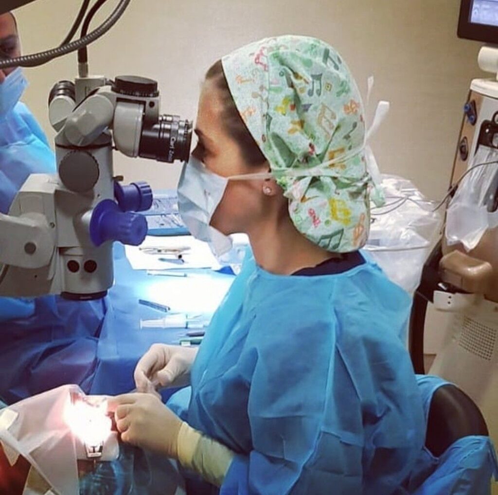 doctora quirófano Ophthalteam