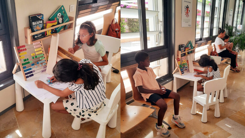 Algunos de los niños saharauis esperando a su revisión ocular en la sala de espera infantil de Miranza IBO.  