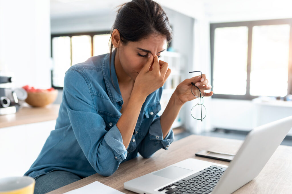 Mujer con migraña que le afecta a los ojos