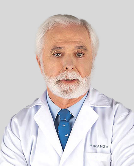 El doctor Francisco Gómez-Ulla, especialista en Retina médica, cirugía vitreo-retiniana, cataratas y cirugía refractiva en Clínica Miranza Instituto Gómez Ulla.