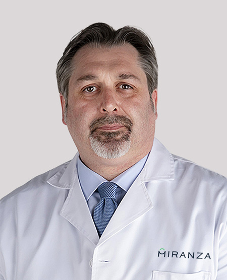 El doctor Augusto José Gómez Carnero, especialista en cataratas, glaucoma, Degeneración Macular Asociada a la Edad (DMAE), cirugía faco-refractiva, presbicia y lentes en Miranza Instituto Gómez-Ulla.